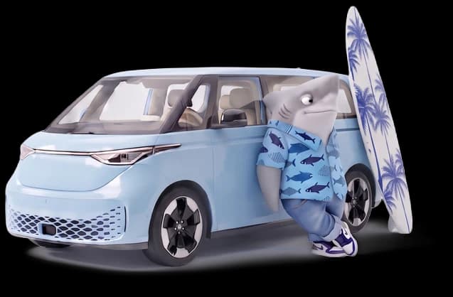 Studiossa kuvattava auto suojapeitteen alla