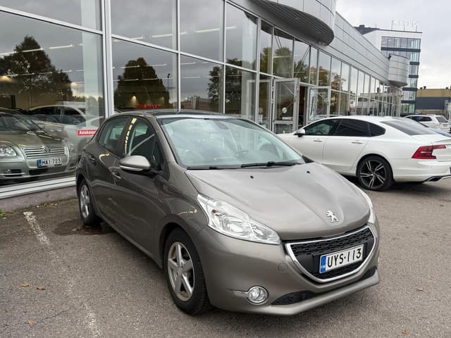 PEUGEOT 208
