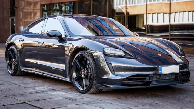 PORSCHE Taycan